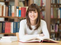 大学生が矯正治療を受けるメリットを歯科医が解説｜自腹の治療費や治療方法もご紹介します