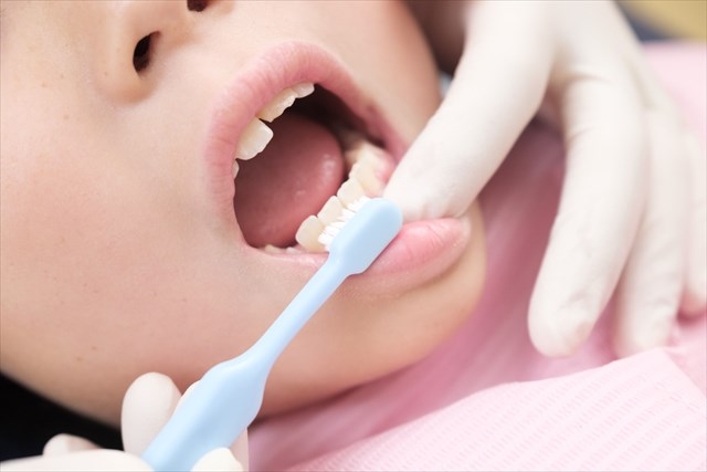 歯の生え変わり時期に歯並びの矯正はできる？|子供の歯並びを矯正する際の注意点も歯科医が解説