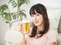 インビザライン矯正中にお酒を飲めるのか解説｜飲み物によるトラブルや対処方法もご紹介します