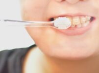 食事や歯磨きがしづらい