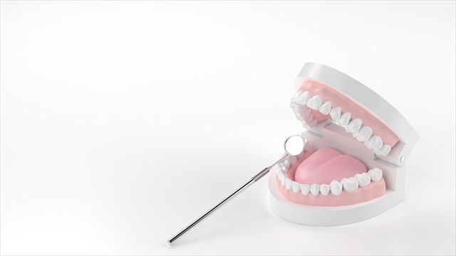 インビザラインで歯茎が下がるケースの原因と対策｜医師が解説するインビザライン成功のポイント