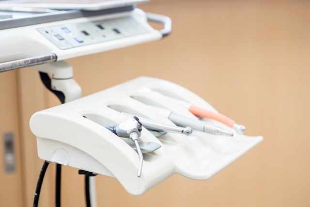 埋伏歯の牽引する場合の矯正治療の流れ