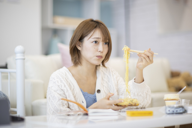 矯正のゴムかけ中の食事に悩む人は多い？