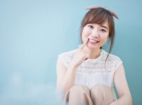 【医師が解説】歯列矯正で歯が動きやすい人の特徴｜平均的な治療期間も治療法別に紹介します