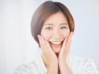 すきっ歯の矯正治療の流れを解説｜歯科医がすきっ歯矯正のメリットや治療期間・費用をご紹介