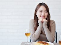 悪い歯並びを治すと美人になる理由を専門医が解説｜歯並びを治すための治療法とメリット・デメリットを紹介