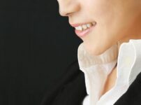 八重歯矯正で顔が変わるケースを医師が紹介｜ほうれい線が消える症例も