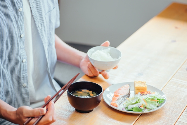 食事中に頬をよく噛む