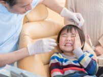 癒合歯は矯正治療が必要なのか歯科医が解説｜乳歯の癒合歯への対処法や永久歯への影響もご紹介