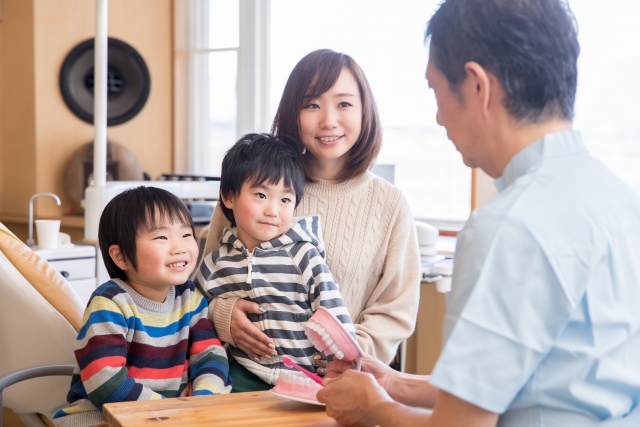 舌癖が歯並びに及ぼす影響を歯科医が解説｜舌癖の治し方や矯正治療中の注意点もご紹介