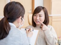 舌癖は歯並びに影響するのか？