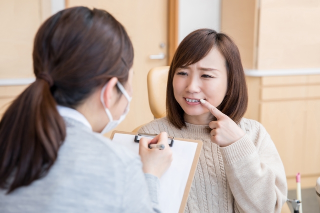 大人が歯列矯正を検討するときの不安